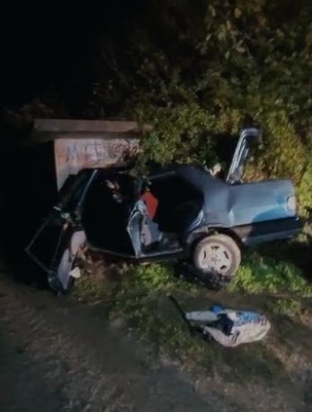 Liselilerin bulunduğu otomobil trafo binasına çarptı, 14 yaşındaki Emirhan öldü