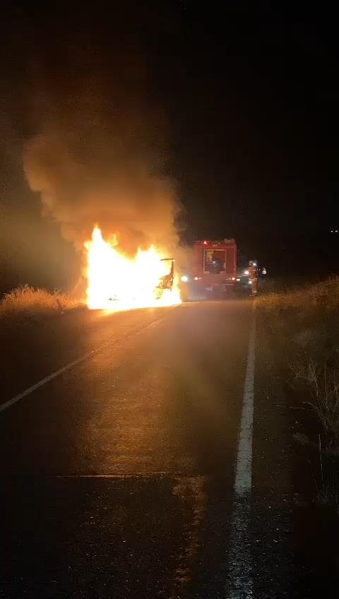 Servis minibüsü alev alev yandı