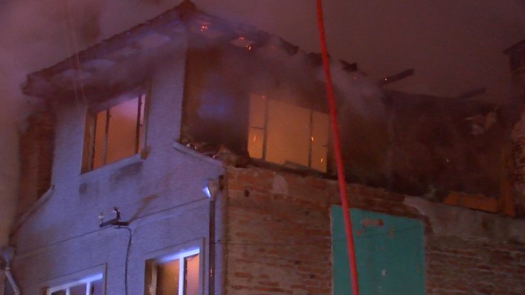 3 katlı metruk binada yangın