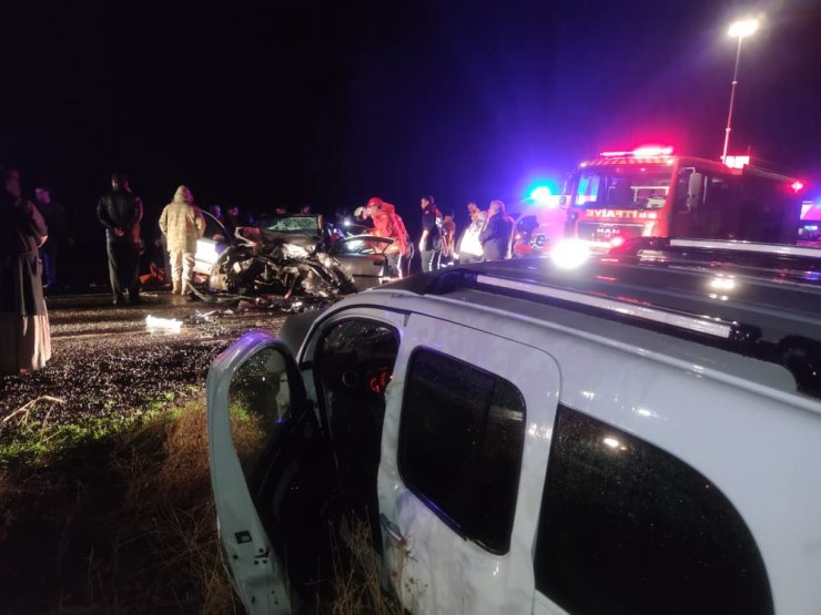 İki otomobil çarpıştı: 3 ölü, 2 yaralı