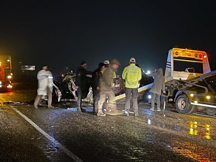 İki otomobil çarpıştı: 3 ölü, 2 yaralı