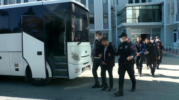 Kargo paketlerinden uyuşturucu çıktı; 8 gözaltı