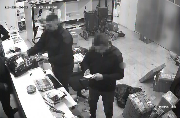 Kargo paketlerinden uyuşturucu çıktı; 8 gözaltı