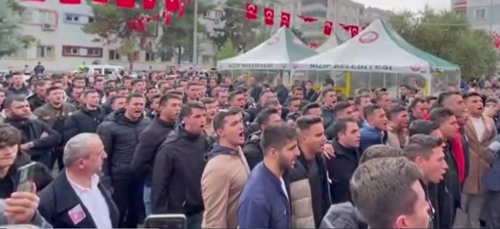 Şehidin silah arkadaşlarının okuduğu marş tüyleri diken diken etti