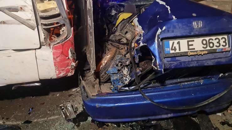 Seyir halinde tartışan otomobil sürücüleri, yolcu indiren otobüse çarptı: 5 yaralı