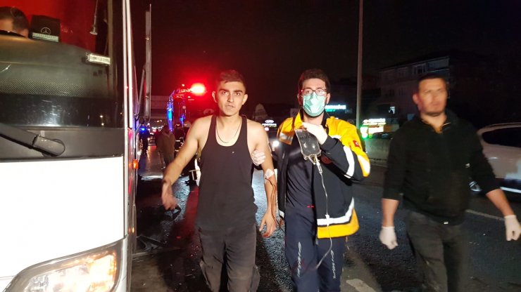 Seyir halinde tartışan otomobil sürücüleri, yolcu indiren otobüse çarptı: 5 yaralı