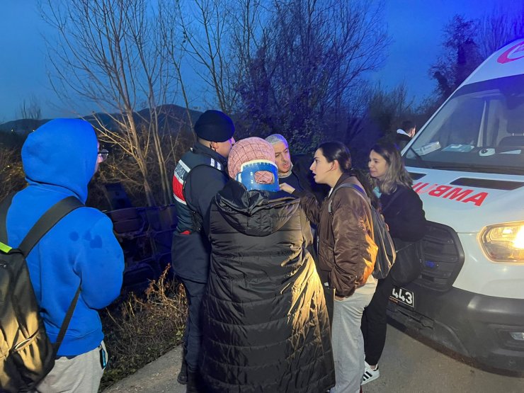 Bartın'da yolcu otobüsü devrildi; 39 yaralı (1)