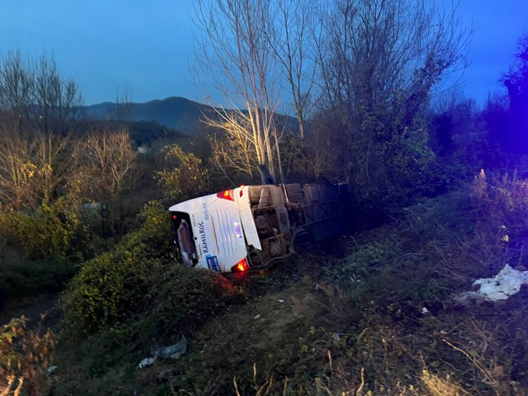 Bartın'da yolcu otobüsü devrildi; 39 yaralı (1)