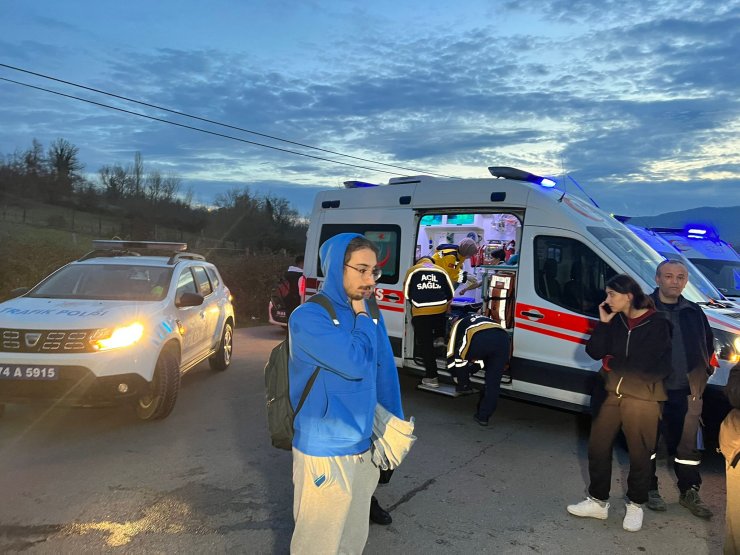 Bartın'da yolcu otobüsü devrildi; 39 yaralı (1)