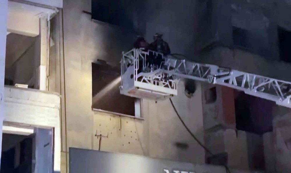 Binanın ikinci katında çıkan yangın paniğe sebep oldu