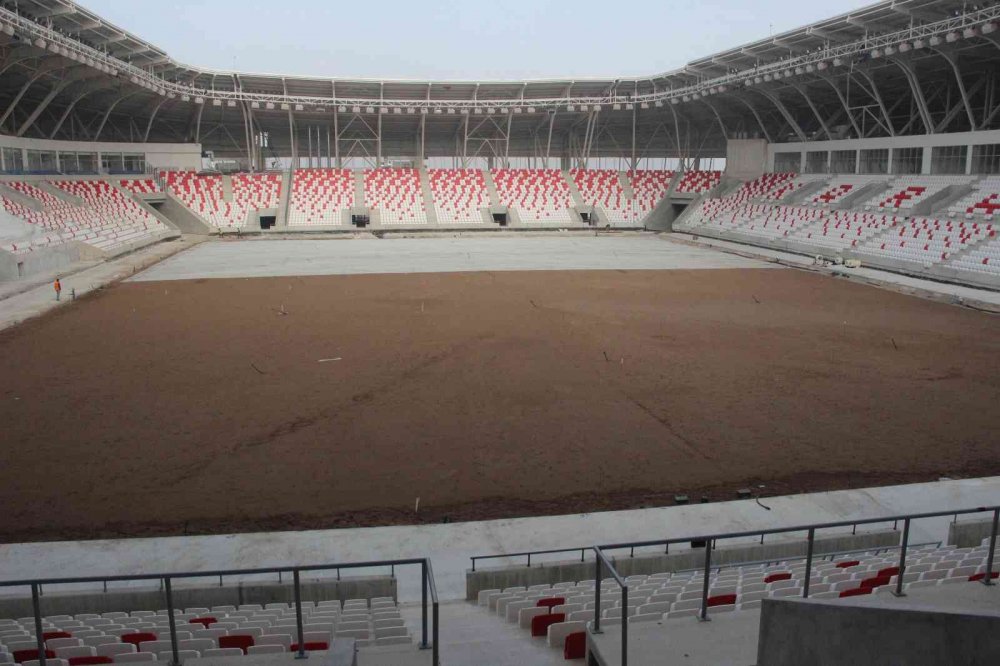 Karaman’da sona yaklaşılan 15 bin kişilik stadyumun kumu Konya'dan