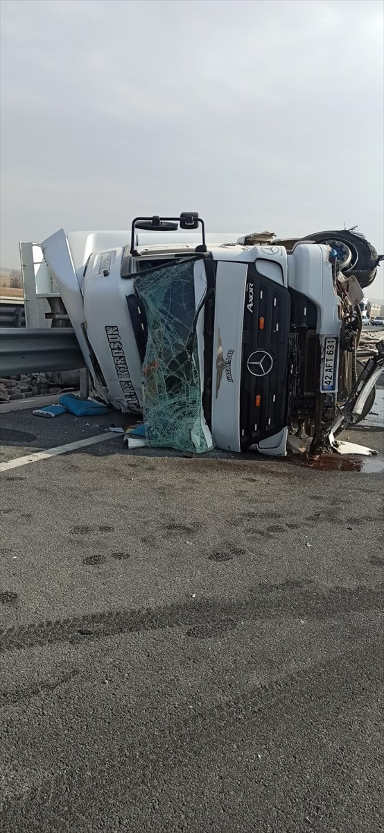 Konya'da TIR bariyerlere çarptı