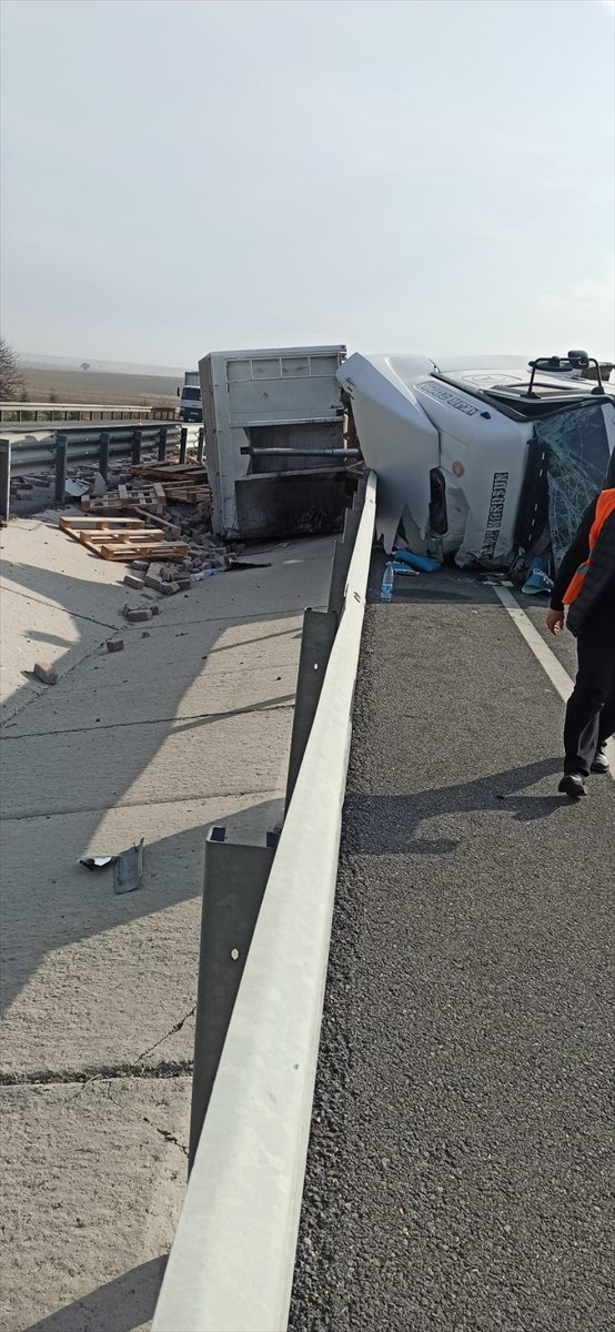Konya'da TIR bariyerlere çarptı