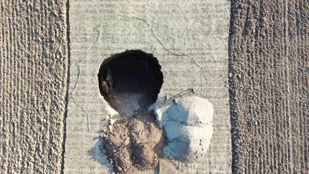 Oluşan obruğun içerisine düşmekten son anda kurtuldu