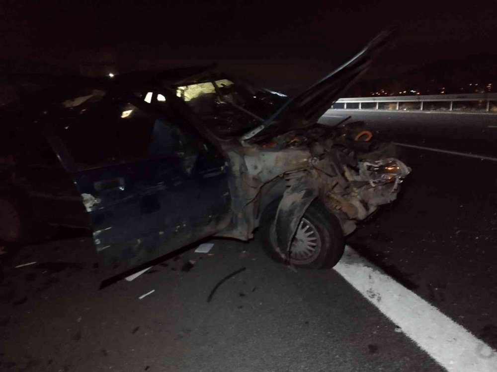 Yolda savrulan bir otomobile başka otomobil çarptı: 1 ölü, 3 yaralı