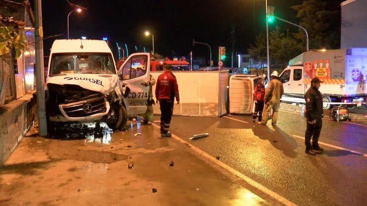 Kamyonetle servis minibüsü çarpıştı: 1 ölü, 2 yaralı