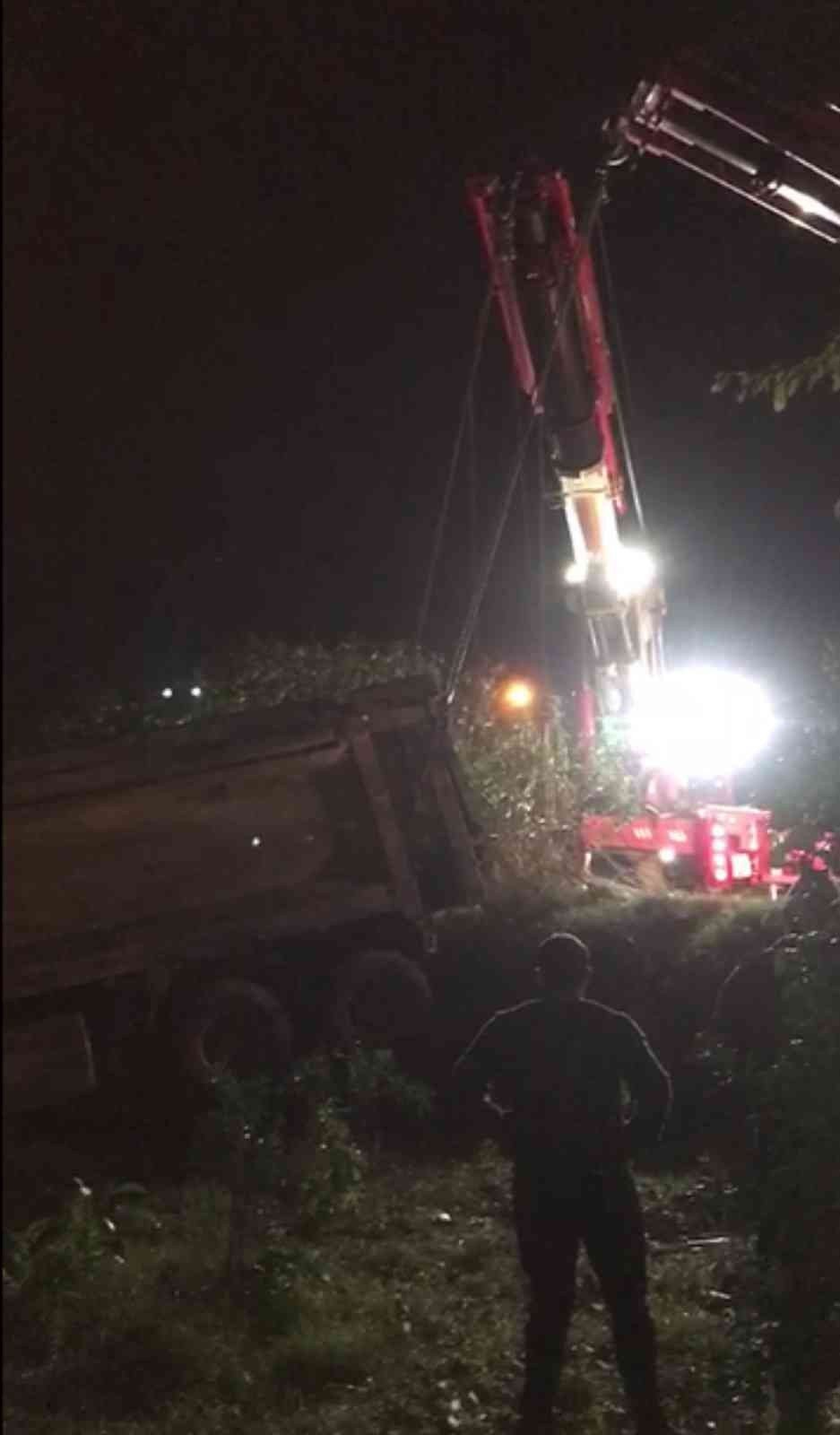 Kontrolden çıkan hafriyat kamyonu bahçeye girdi