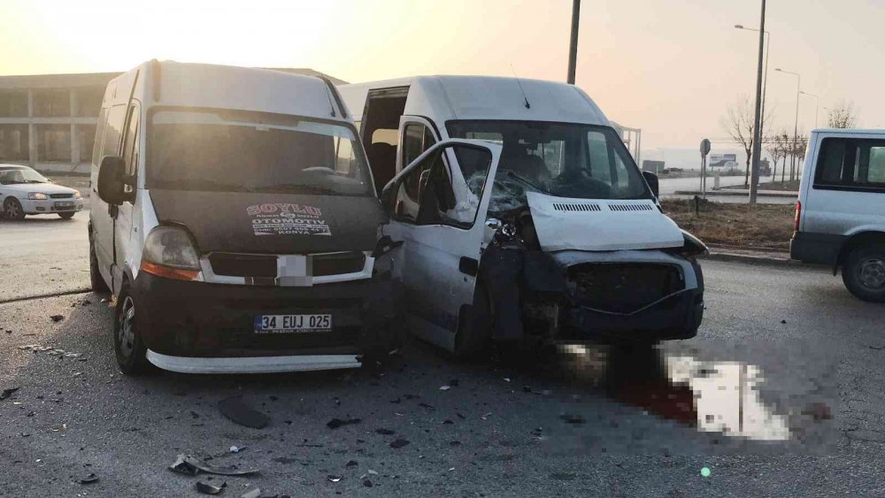 Konya’da yoğun sis etkili oldu! Servis minibüsleri ve otomobil çarpıştı... Yaralılar var