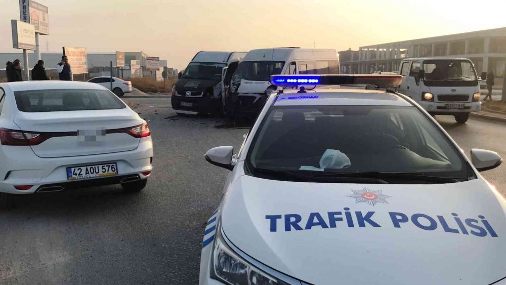 Konya’da yoğun sis etkili oldu! Servis minibüsleri ve otomobil çarpıştı... Yaralılar var