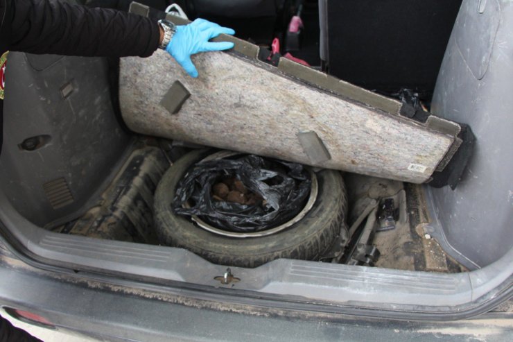 Kapıkule Sınır Kapısı'nda 1 milyon 30 bin lira değerinde trüf mantarı ile kehribar ele geçiril