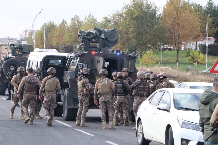 Polis uygulama noktasında silahlı kavga: 2 yaralı, 22 gözaltı