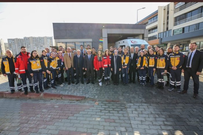 leyla-sahin-usta-saglik-calisanlariyla-1.jpg