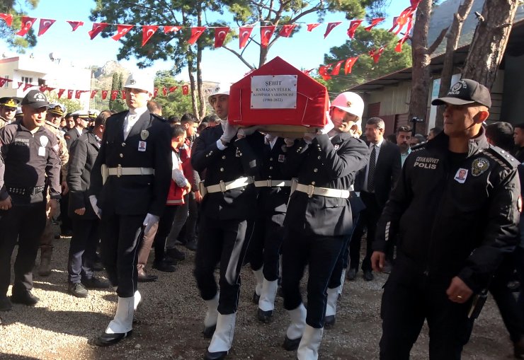 Doğum gününde şehit olan komiser yardımcısı, toprağa verildi