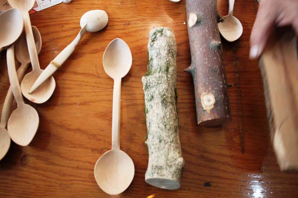 Konya'nın yaşayan tek tahta kaşık ustası görme engellilere kaşık yapımını anlattı