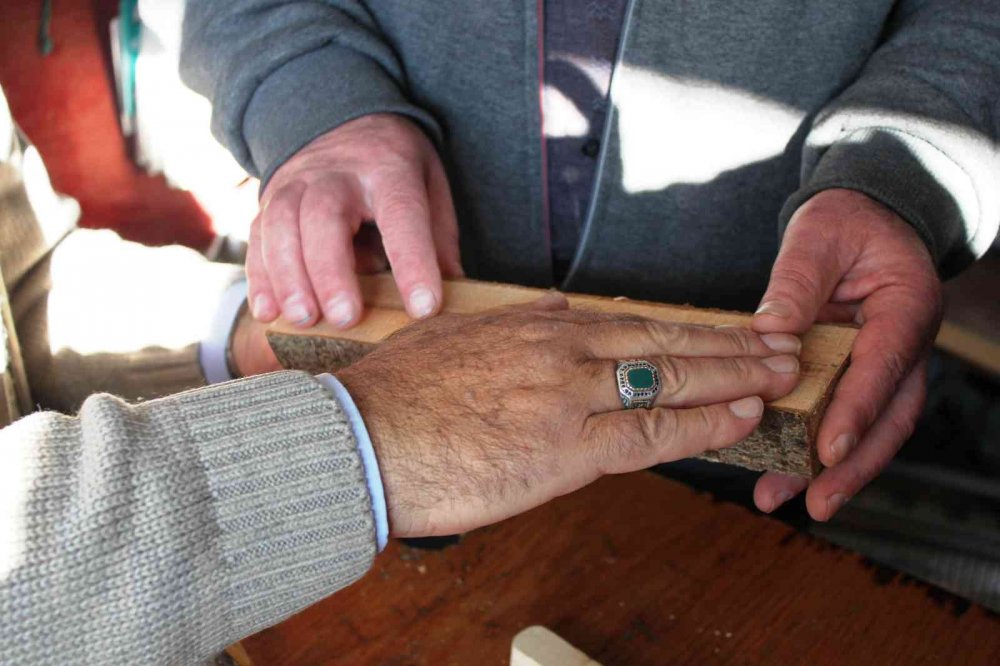 Konya'nın yaşayan tek tahta kaşık ustası görme engellilere kaşık yapımını anlattı