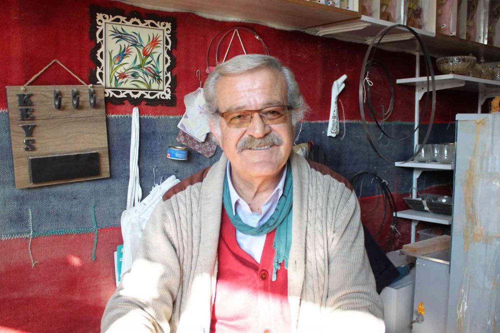 Konya'nın yaşayan tek tahta kaşık ustası görme engellilere kaşık yapımını anlattı