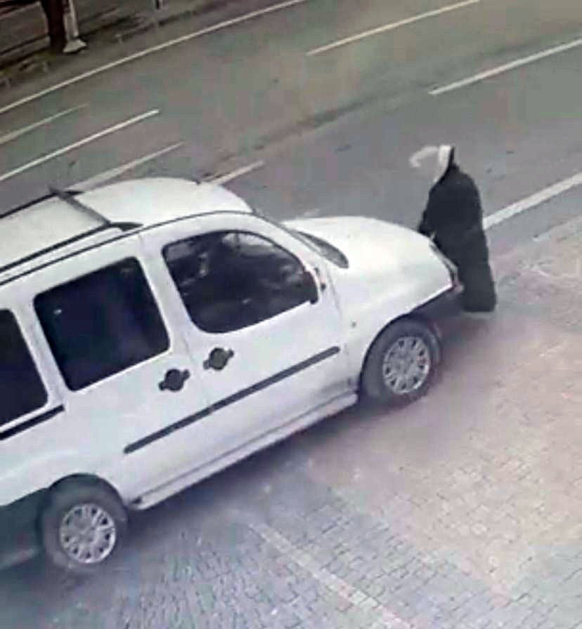 Otomobilin çarptığı kadın 12 günlük yaşam savaşını kaybettı