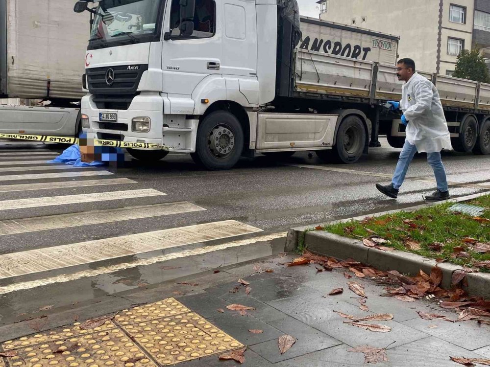 Sürücü farketmedi, TIR'ın altında kalarak can verdi