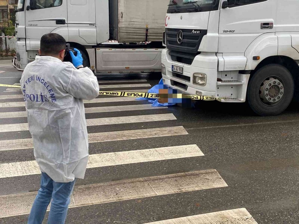 Sürücü farketmedi, TIR'ın altında kalarak can verdi