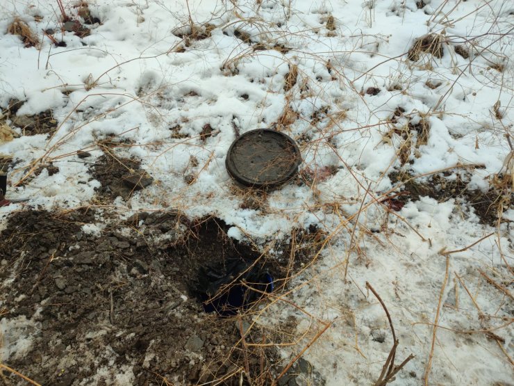 Toprağa gömülü bidonlarda silah ve mühimmat ele geçirildi
