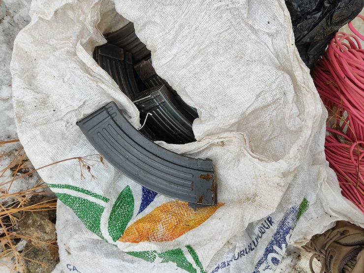 Toprağa gömülü bidonlarda silah ve mühimmat ele geçirildi
