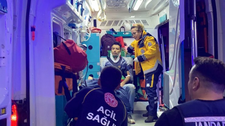 Otomobille minibüs çarpıştı: 9 yaralı