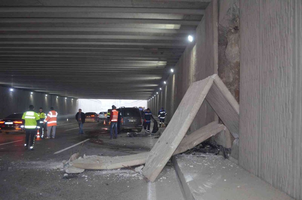 5 araçlı trafik kazasında tünelin beton blokları devrildi