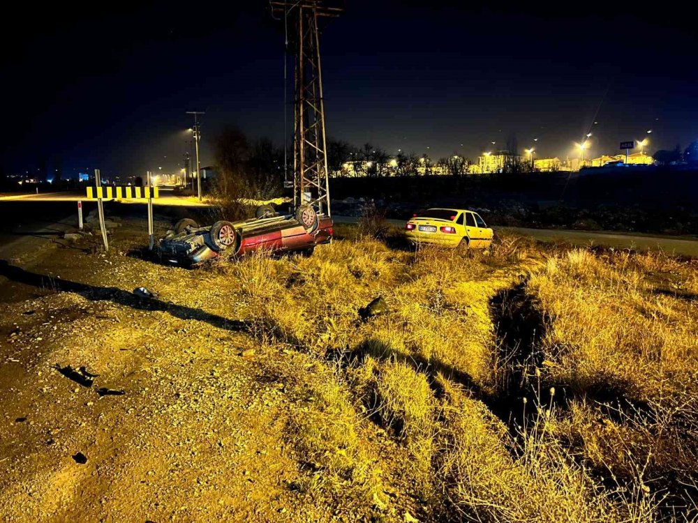 İki otomobil çarpıştı... Takla atıp ters dönen araçta yaralılar var