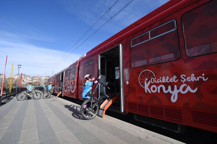 minik-ogrencileri-bisiklet-tramvayi-2.jpg