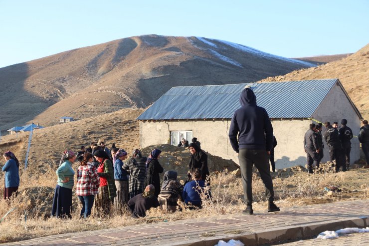 Önce eşini ve doktor yeğenini öldürdü sonra intihar etti