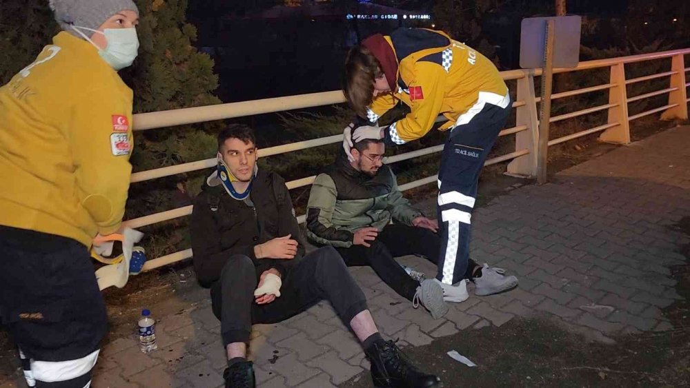 Yolcu minibüsü önünde seyreden otobüse çarptı: 14 yaralı