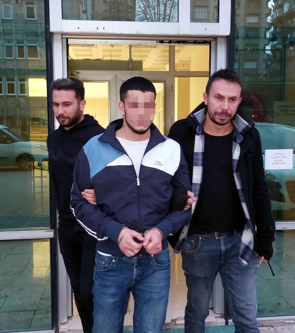 Cep telefonunu gasp ettiler, banka hesabındaki paraları hesaplarına aktardılar