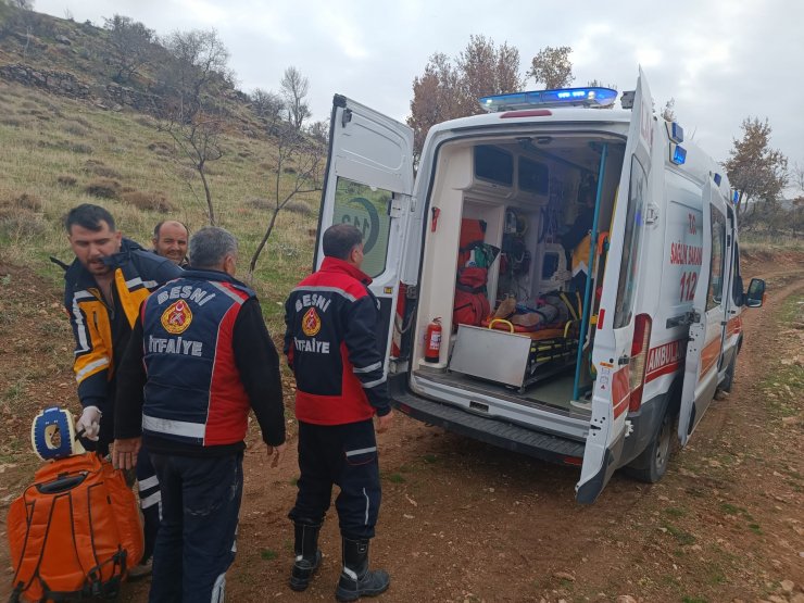 Devrilen traktörünün altında kaldı, hastanede kurtarılamadı