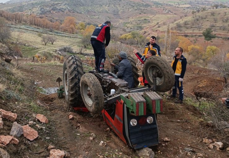 Devrilen traktörünün altında kaldı, hastanede kurtarılamadı