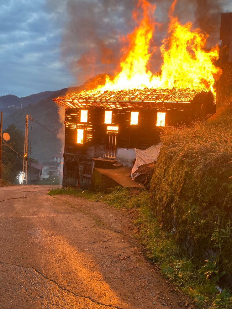 Ahşap evinde çıkan yangında öldü