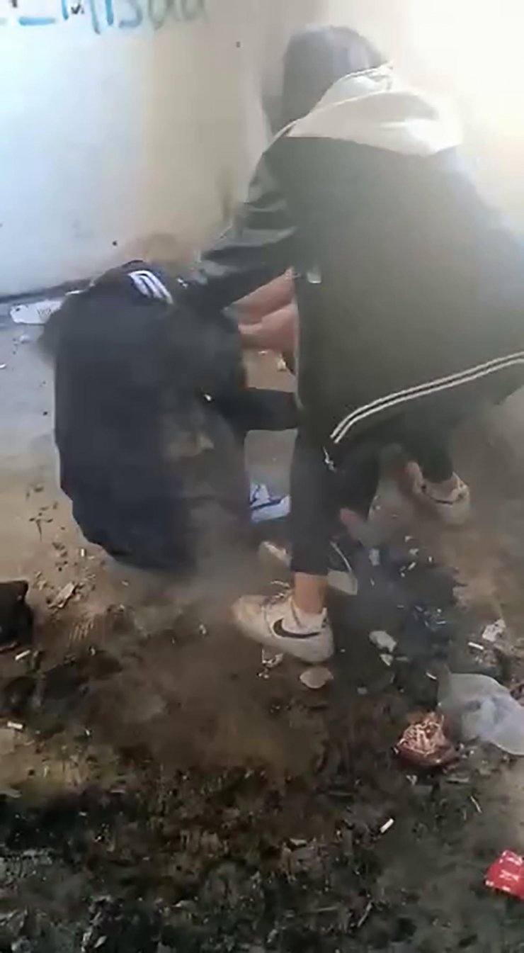 Erkek arkadaş yüzünden tartıştığı kendisi gibi ortaokul öğrencisi kızı dövdü