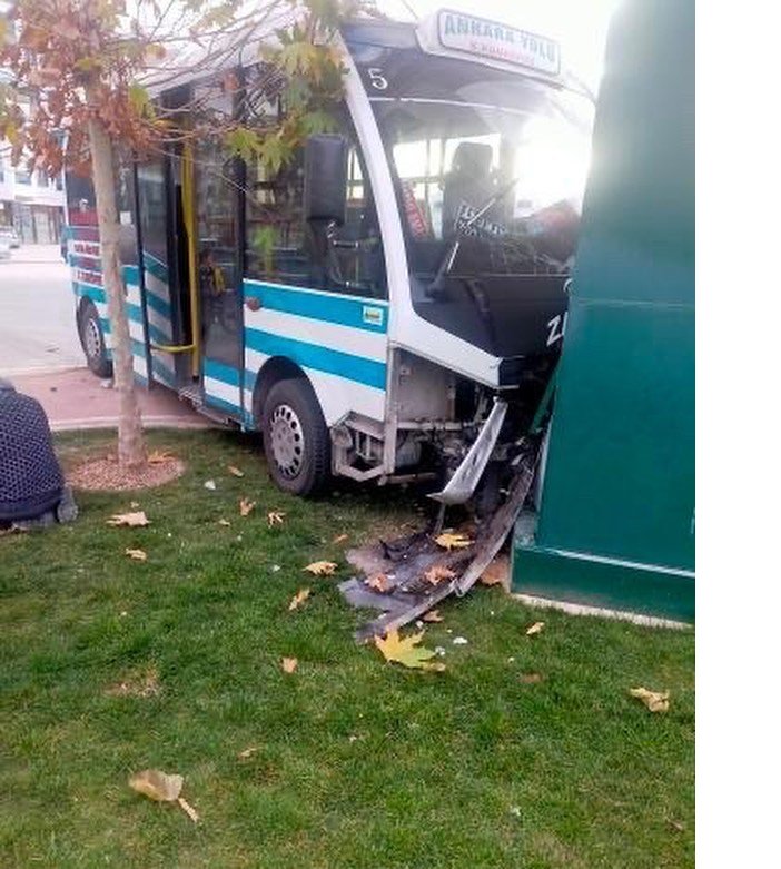 konyada-yolcu-minibusu-kaza-yapti-2.jpg