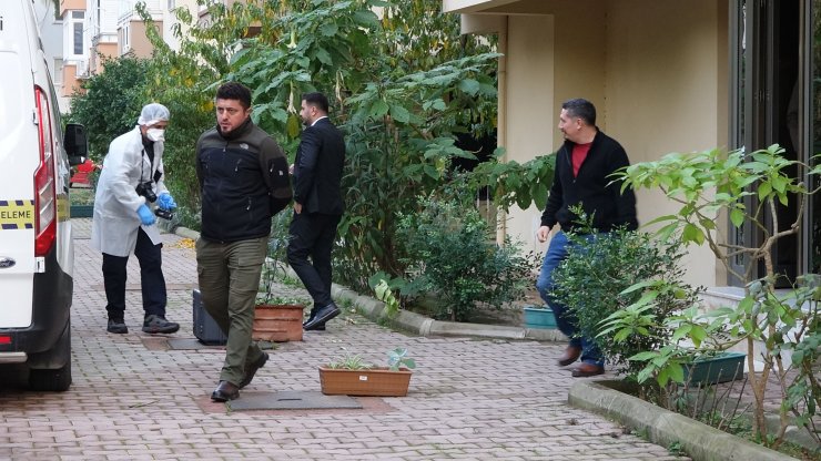 Tartıştığı annesinin boğazına ekmek bıçağı saplayarak öldürdü