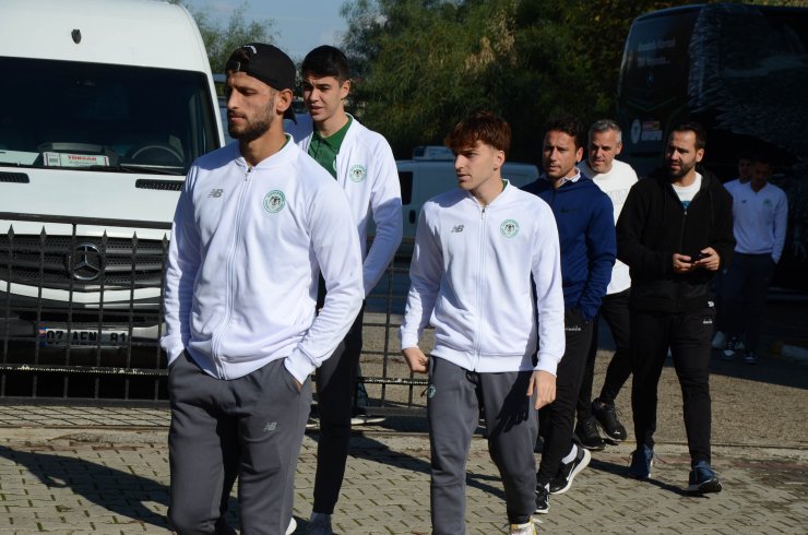 Futbolcular ve teknik adamlar, cuma namazı kıldı