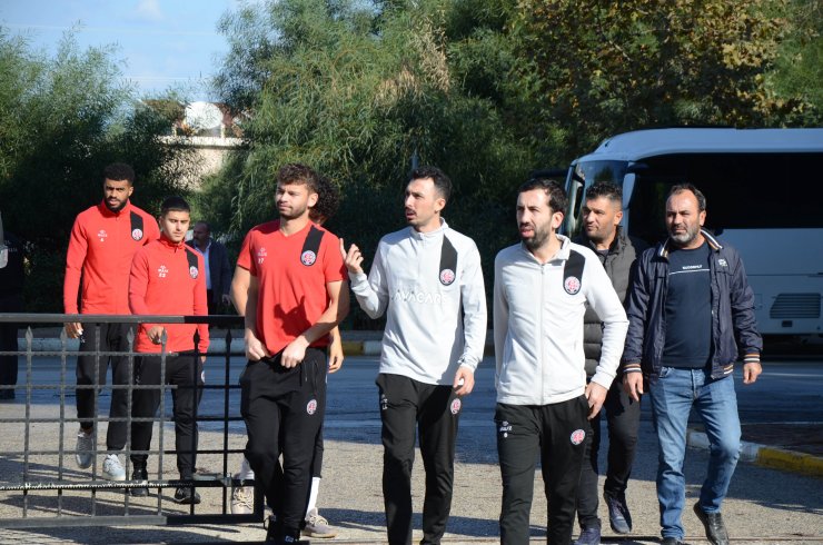 Futbolcular ve teknik adamlar, cuma namazı kıldı